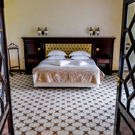 Hotel Golden House Craiova Buitenkant foto