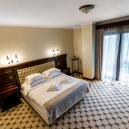 Hotel Golden House Craiova Buitenkant foto