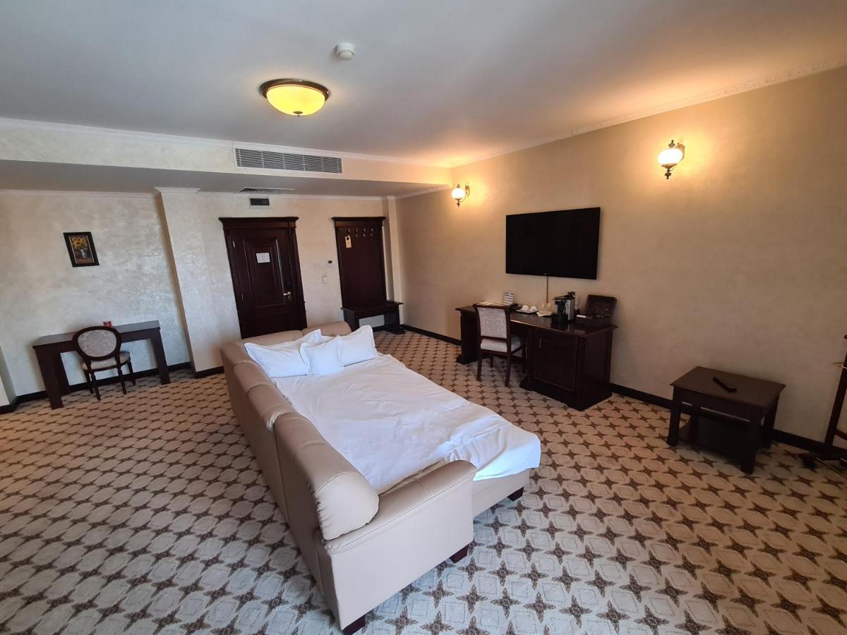 Hotel Golden House Craiova Buitenkant foto