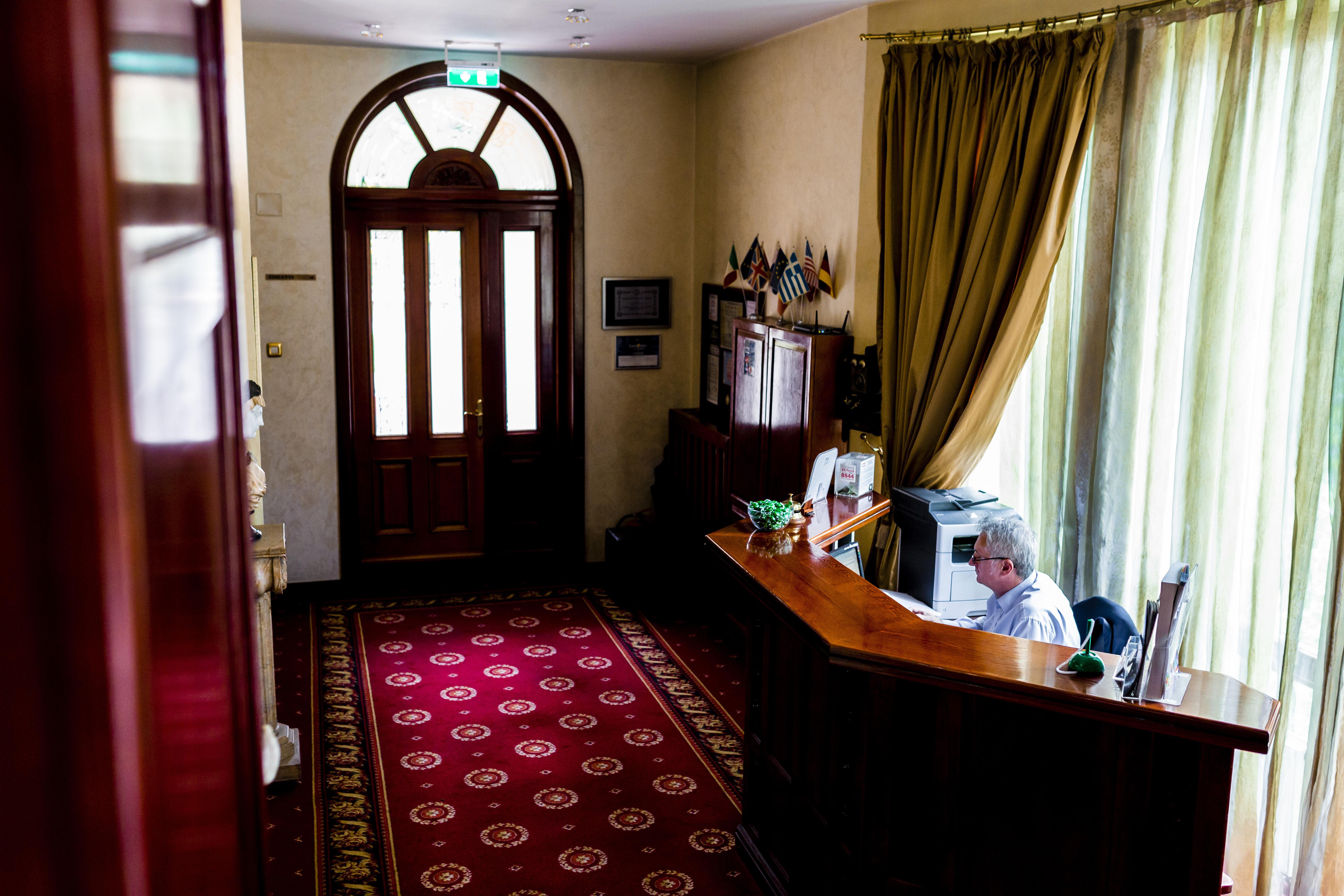 Hotel Golden House Craiova Buitenkant foto